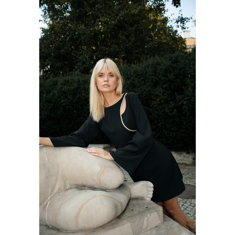 K181 Sukienka z wycięciem typu łezka w dekolcie - czarna