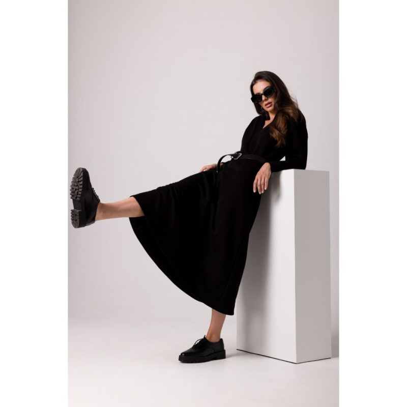 B267 Sukienka maxi z głębokim dekoltem V - czarna