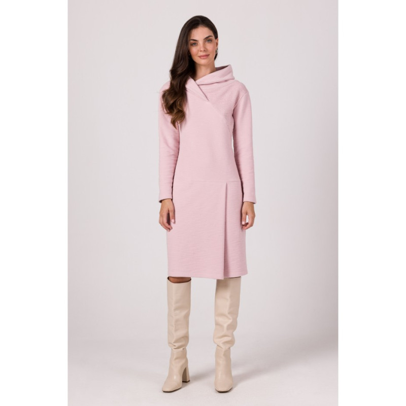 B270 Sukienka z wysokim kołnierzem - pudrowa