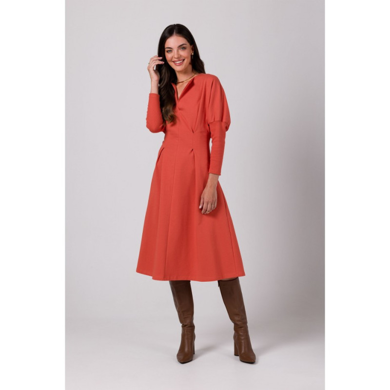 B273 Sukienka z mocno zaznaczoną talią - ceglasta