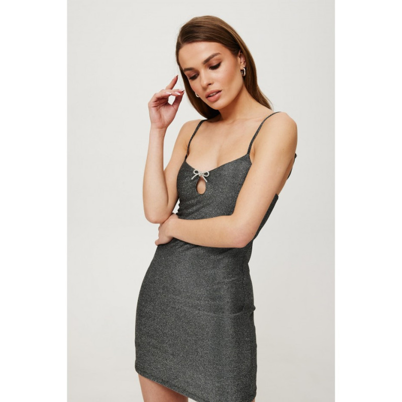 K191 Metaliczna sukienka mini z ozdobną aplikacją - srebrna