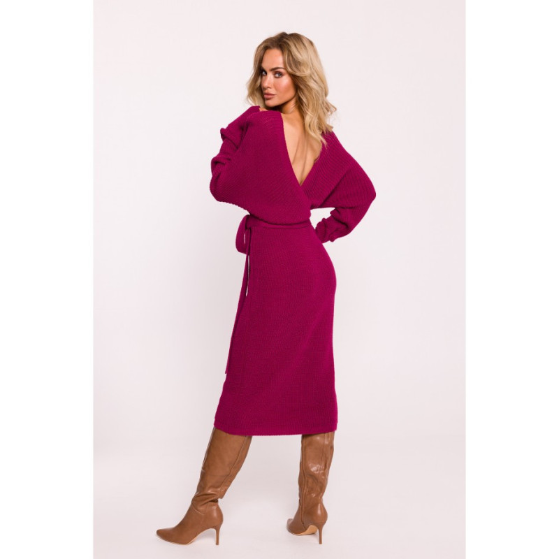 M810 Sukienka swetrowa z dekoltem kopertowym i paskiem - różowa