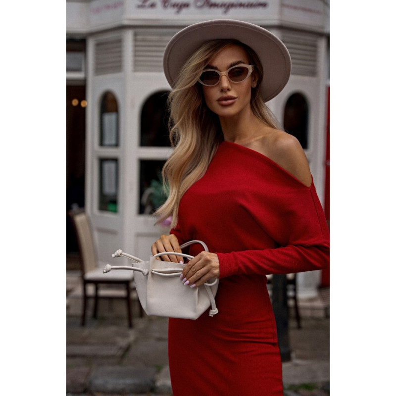 M818 Prążkowana sukienka mini z odkrytymi ramionami - czerwona