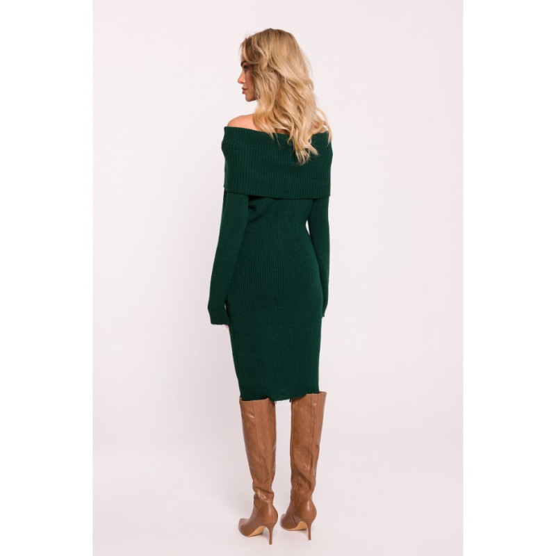 M823 Sukienka swetrowa z szerokim kołnierzem - zielona