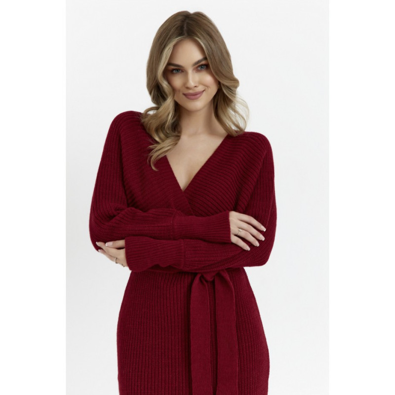 M810 Sukienka swetrowa z dekoltem kopertowym i paskiem - bordowa