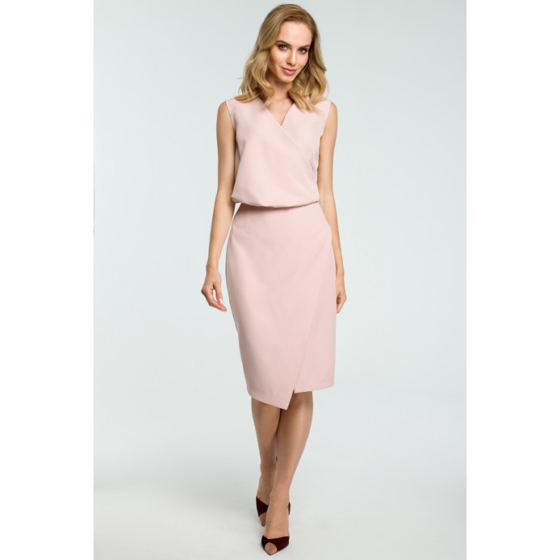 M395 Biurowa sukienka z zakładką - pudrowa