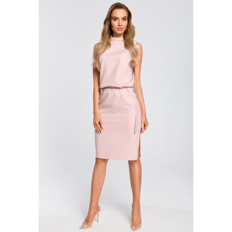 M423 Elegancka sukienka z rozcięciem na plecach - pudrowa
