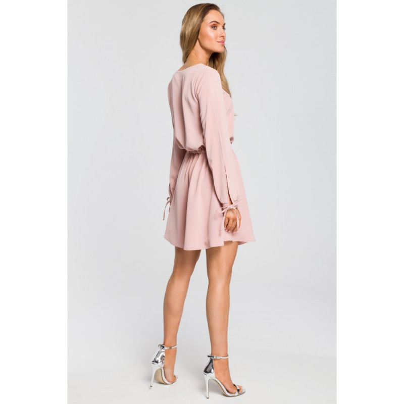 M426 Odcinana sukienka z długim rękawem - pudrowa