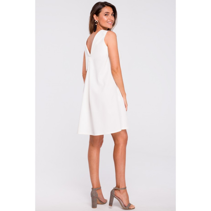 S157 Sukienka trapezowa z dekoltem z tyłu - ecru