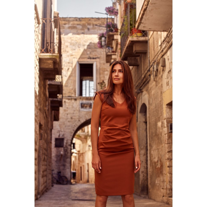 S174 Sukienka z dekoltem i marszczeniami na przodzie - ruda