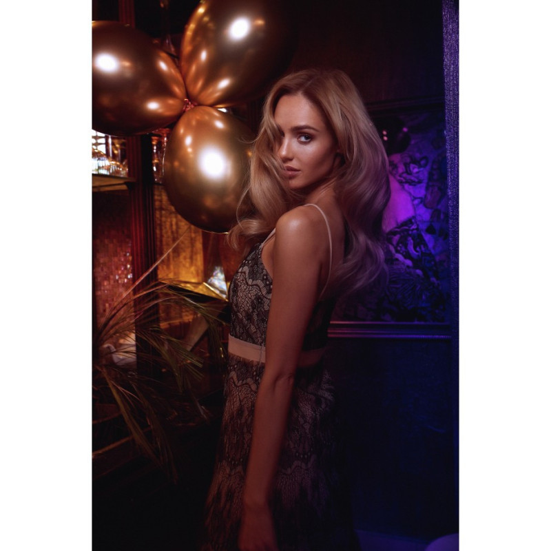 M483 Sukienka na ramiączkach z ręcznie ciętej koronki - beżowa