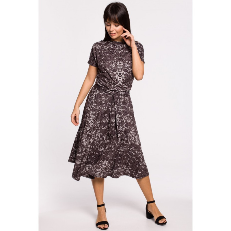 B144 Rozkloszowana sukienka z nadrukiem i paskiem w talii - brązowo-szara