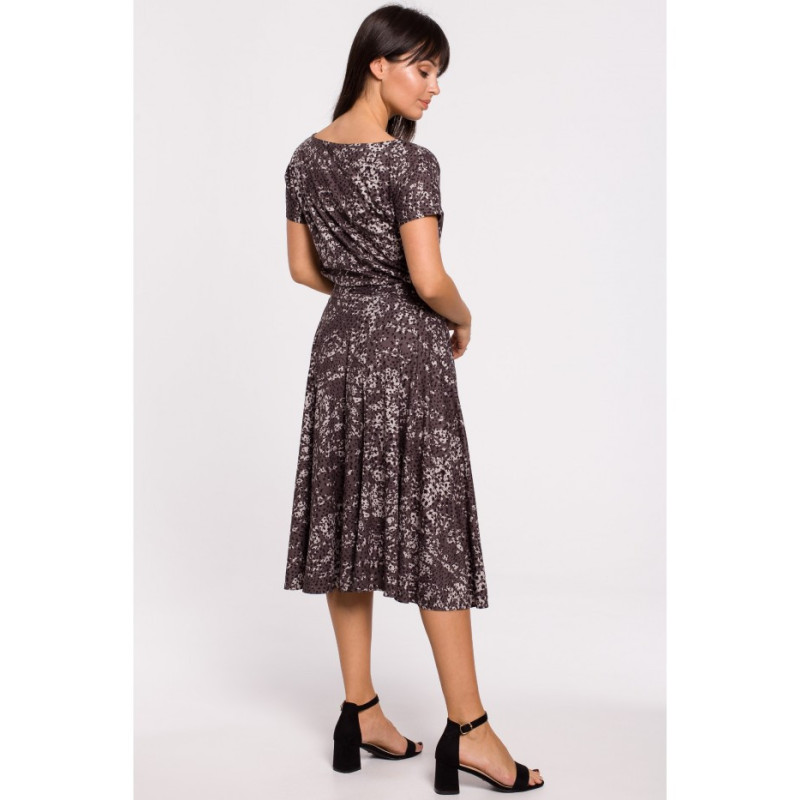 B144 Rozkloszowana sukienka z nadrukiem i paskiem w talii - brązowo-szara