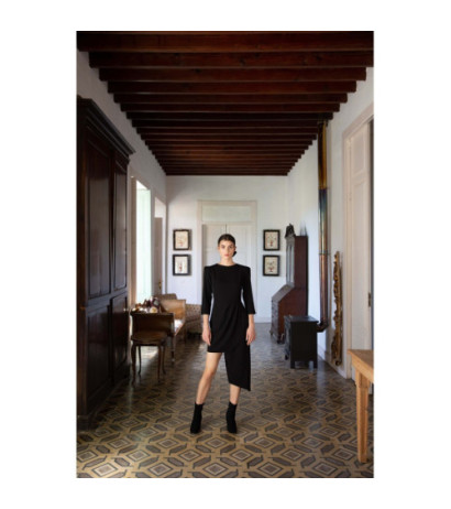 K047 Sukienka z asymetrycznym dołem i zakładkami - czarna