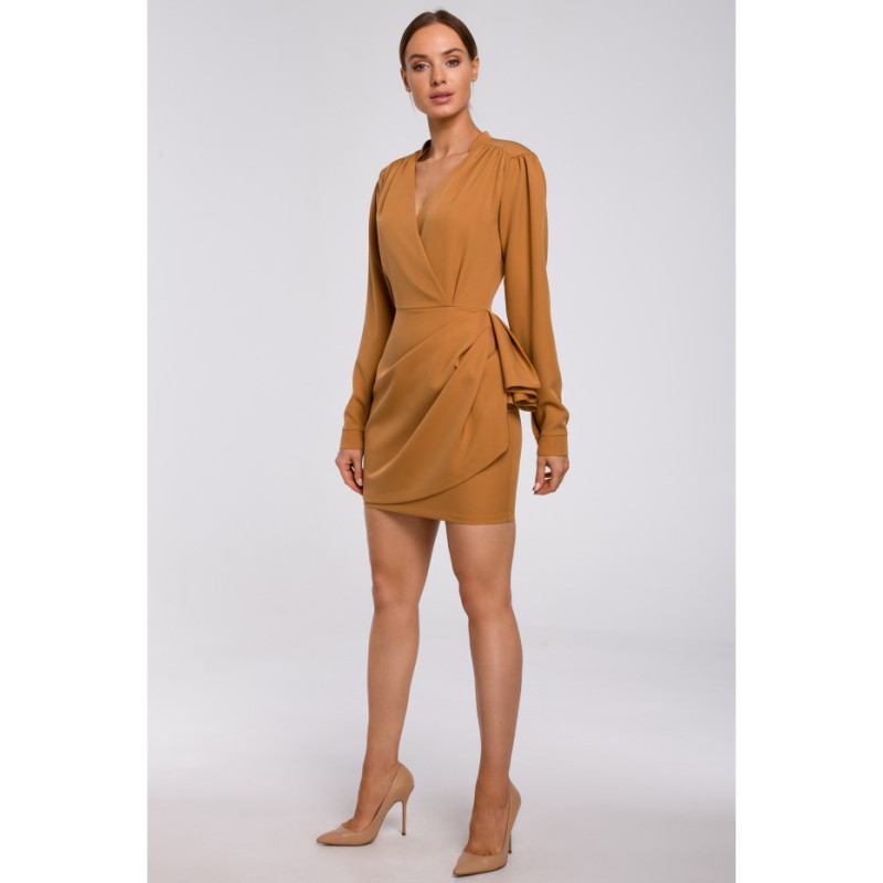 M531 Sukienka mini z falbaną na boku - cynamonowa