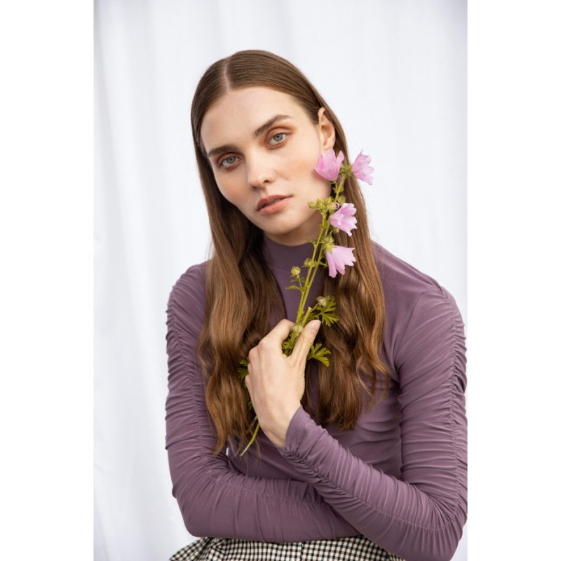 K072 Body z golfem i marszczonymi rękawami - wrzosowe