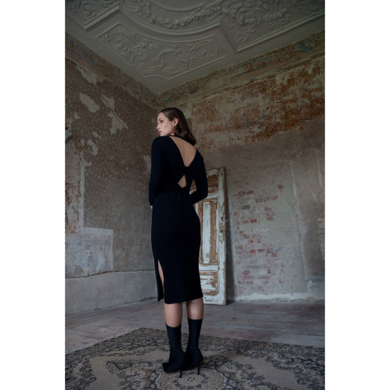 K110 Sukienka sweterkowa z przeplotem na plecach - czarna