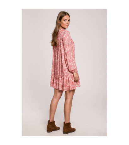 K121 Sukienka oversize z falbaną i nadrukiem - model 3