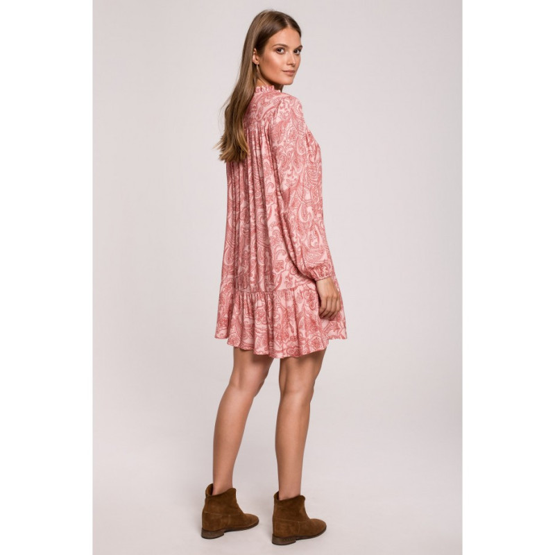 K121 Sukienka oversize z falbaną i nadrukiem - model 3