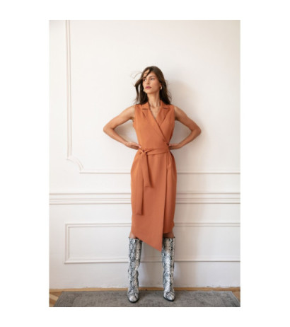 S275 Sukienka żakietowa z asymetrycznym dołem - ruda