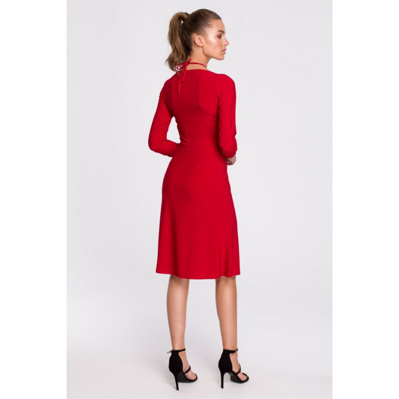 S308 Sukienka z ozdobnym dekoltem - czerwona