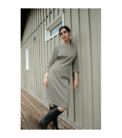 S323 Sukienka z kimonowymi rękawami w kratę - brązowa