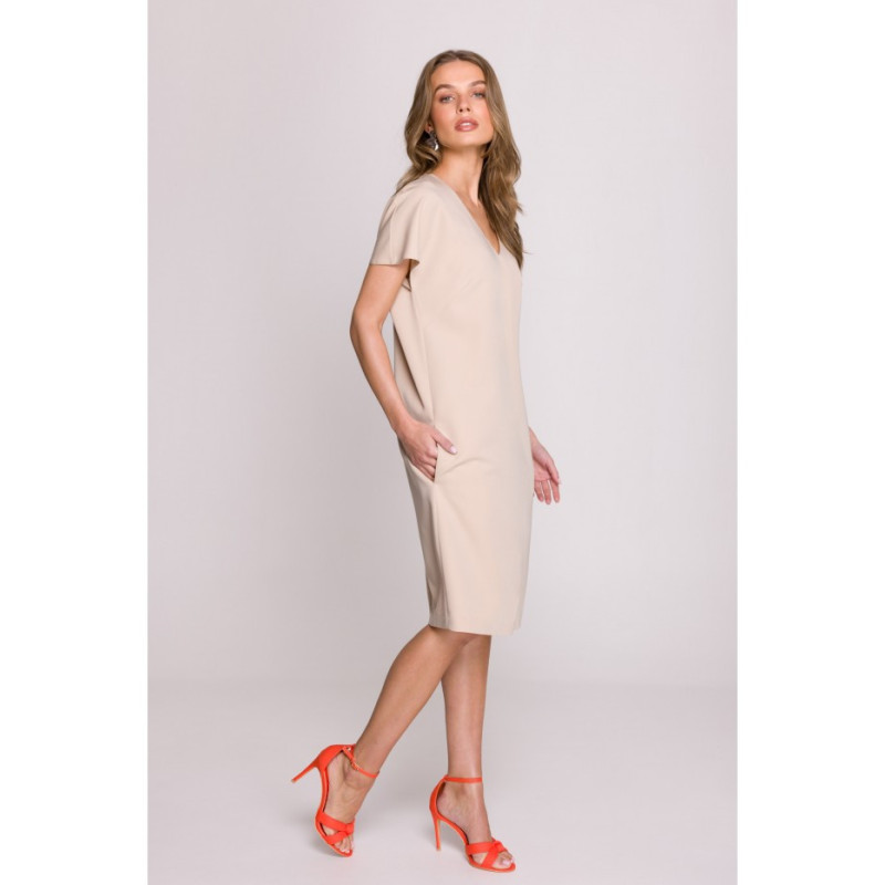 S392 Sukienka o luźnym fasonie z dekoltem V - beżowa