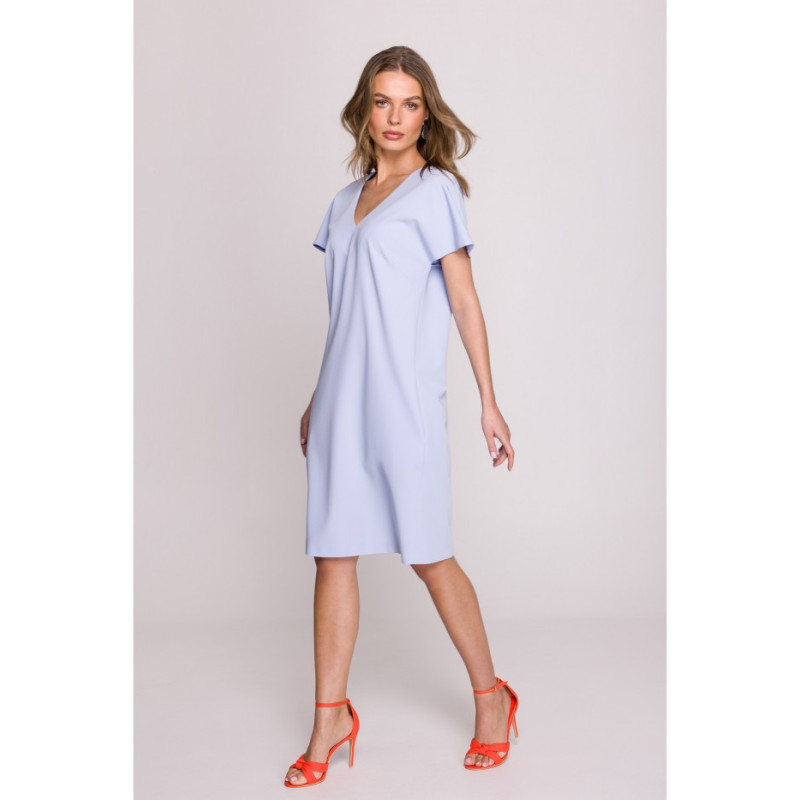 S392 Sukienka o luźnym fasonie z dekoltem V - błękitna