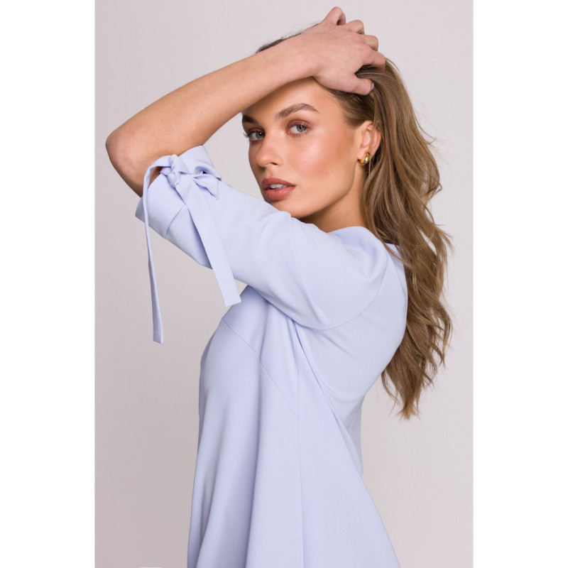 S393 Sukienka z wiązanymi rękawami - błękitna