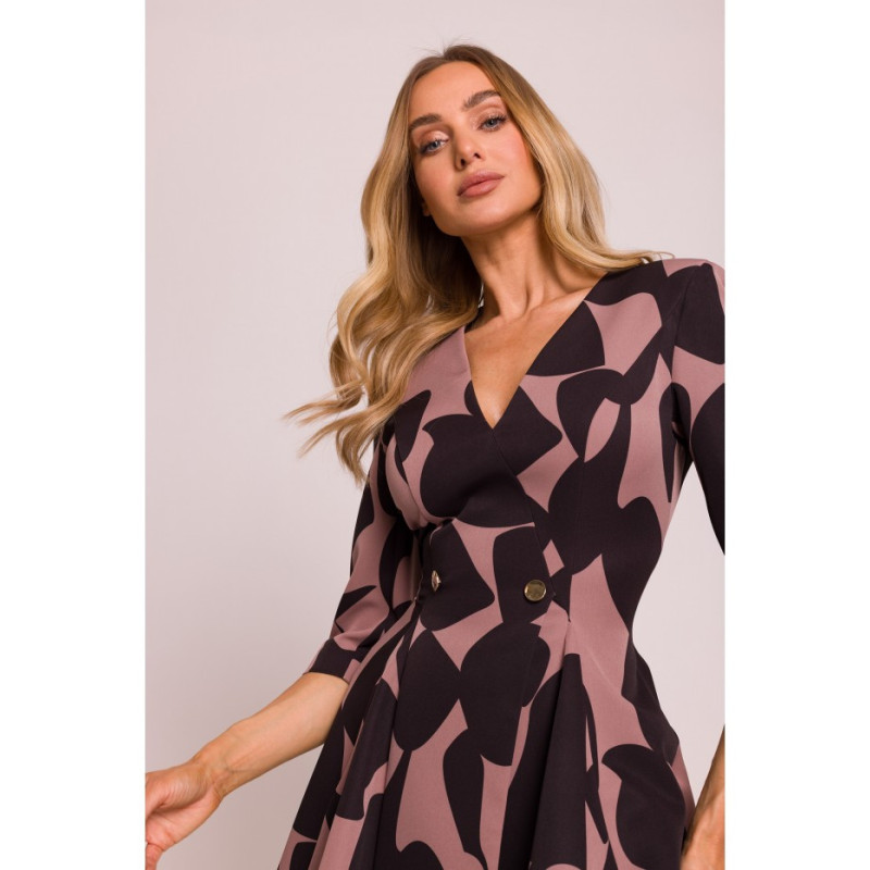 M849 Wzorzysta sukienka mini z klinami - model 2