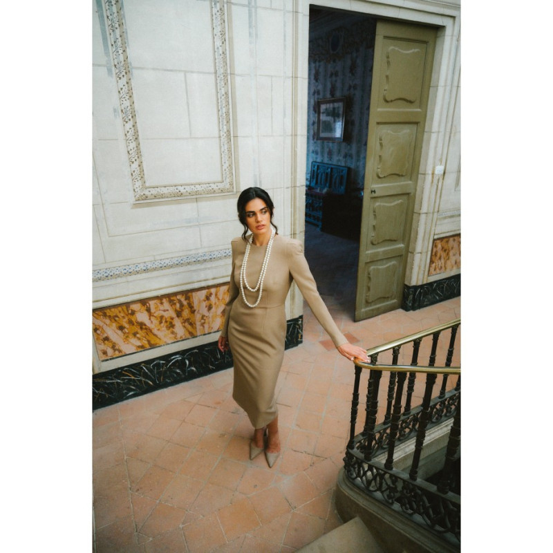 S412 Sukienka ołówkowa z ozdobnymi ramionami - beżowa