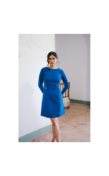 S419 Sukienka z ozdobnymi guzikami w talii - chabrowa