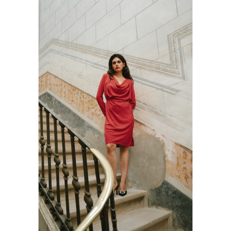 S428 Sukienka z drapowanym dekoltem - czerwona