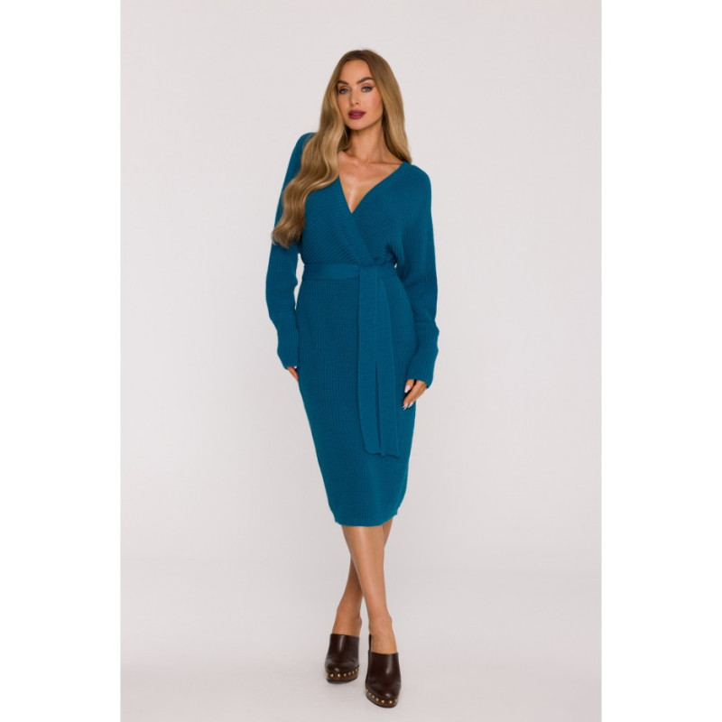 M810 Sukienka swetrowa z dekoltem kopertowym i paskiem - morski