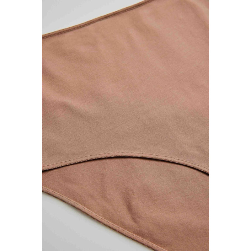 Ysabel Mora kelnaitės