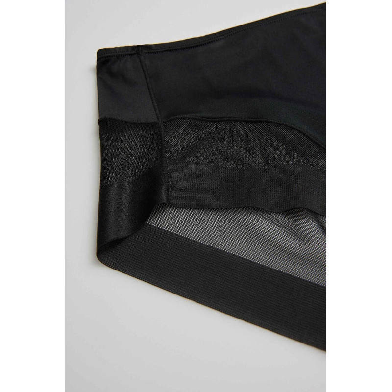 Ysabel Mora kelnaitės