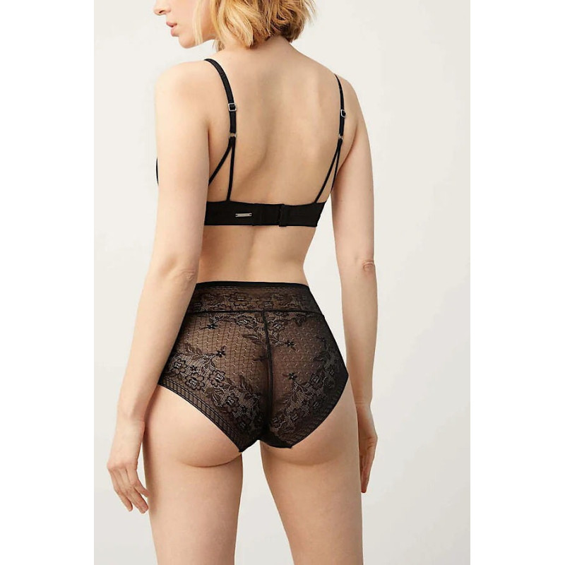 Ysabel Mora kelnaitės