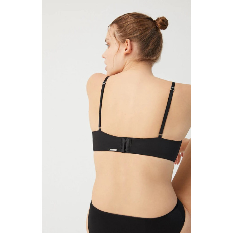 Ysabel Mora krūšturis